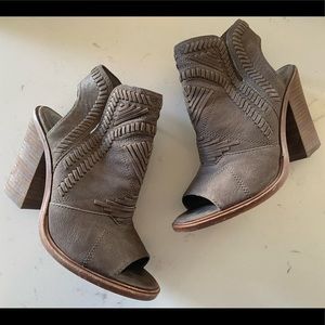 VINCE CAMUTO Women’s Dark Brown Karinta Ankle Bootie 7